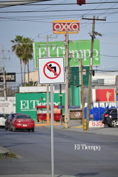 Señal frente al periódico, resaltando cómo este ícono de nuestra ciudad forma parte del paisaje urbano y acompaña la rutina diaria.