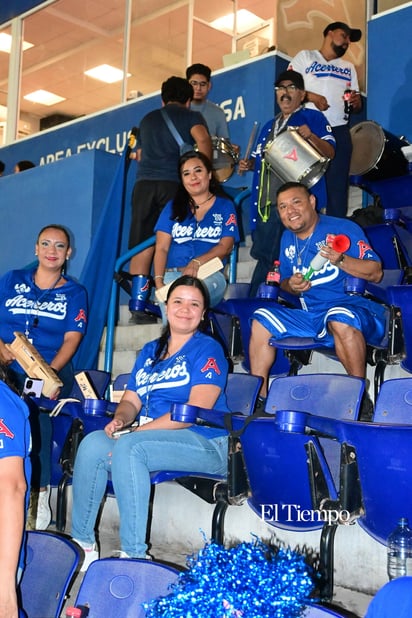 La afición convierte el estadio en una fiesta beisbolera