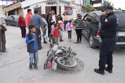 Par de chicos son derribados de su 'caballo de acero'