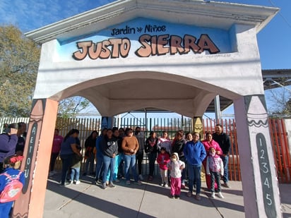 Madres de familia cierran kínder de Monclova por falta de un docente 