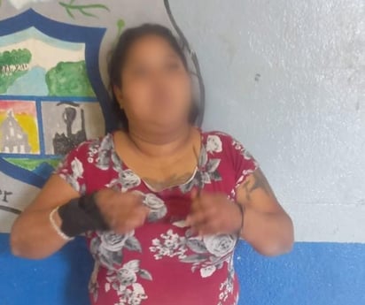 Mujer intenta arrollar a policías para evitar arresto de ladrones