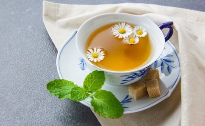 La poderosa infusión con una planta que ayuda a cortar la gripa