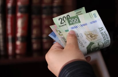 El peso mexicano inicia julio con ganancias frente al dólar