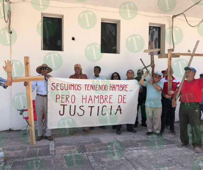 Marchan con una Cruz en la espalda para exigir pensiones dignas 