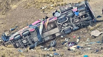 Cae autobús a un abismo en Perú, hay por lo menos 21 muertos