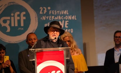 Presenta Arturo Ripstein versión inédita de su filme 'Profundo Carmesí' y es galardonado