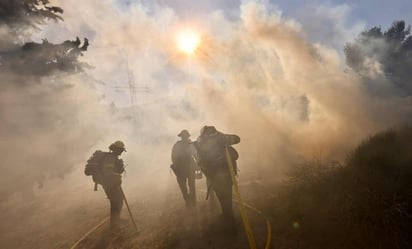 Evacúan a miles de personas en California debido a incendio fuera de control