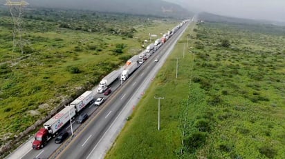 Protestan en caravana de transportistas; denuncian extorsiones