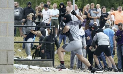 Más 90 detenidos por violentas protestas de la ultraderecha en ciudades británicas