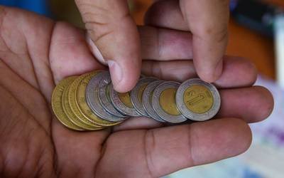 Peso inicia la semana con “lunes negro” por desplome de bolsas asiáticas