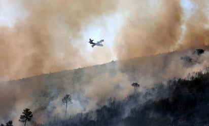 Grecia ordena más evacuaciones por incendios forestales que se acercan a Atenas