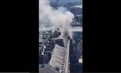 Bomberos atienden incendio en el edificio de Somerset House en Londres