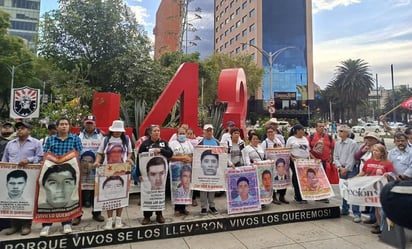 Un mes antes del décimo aniversario del caso Ayotzinapa, familiares reafirman acusaciones contra el Ejército