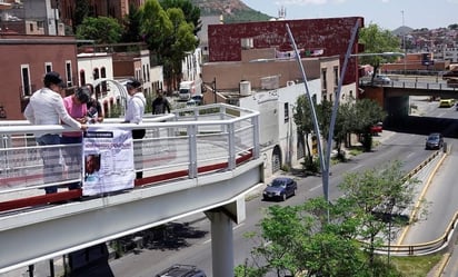 Cuelgan fichas de desaparecidos en puentes peatonales en Zacatecas