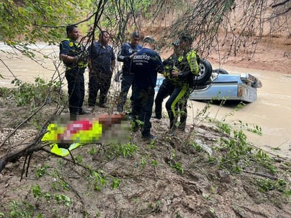 Hombre intenta cruzar en su unidad un arroyo crecido de Acuña y muere ahogado