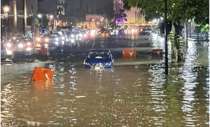 Autos flotando y arrastrados por el agua, el saldo de las lluvias en SLP