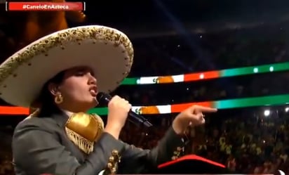 Camila Fernández comete error al cantar el Himno Nacional en pelea del Canelo