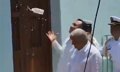 AMLO bromea sobre botella con agua que le aventaron en Veracruz