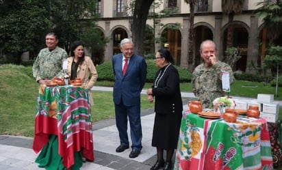 AMLO despide a su Gabinete de Seguridad con mariachis y tamales