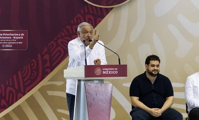 Mandan a AMLO directo a su rancho; protestan contra reforma judicial en evento de Tepic