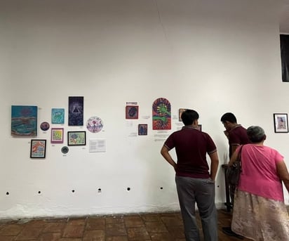 Jóvenes y adultos aprecian exposición 'Colectivo Desierto' 