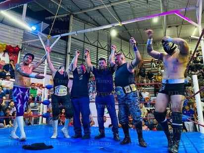 Luchador se lesiona pero retiene campeonatos