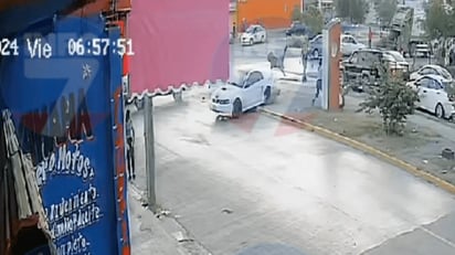 Muere peatón atropellado por auto tras impacto con camioneta