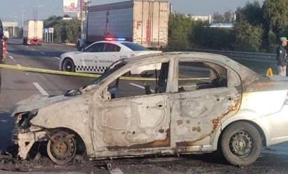 Hallan tres cuerpos en vehículo en llamas en la autopista México-Puebla