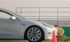 Autopilot de Tesla atropella a un maniquí infantil repetidamente