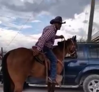 Vaquero protagoniza zafarrancho en la cabalgata de Monclova