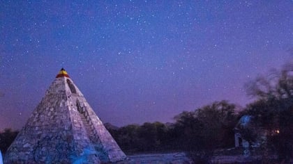 Tras 'hablar con un extraterrestre' Hombre construye piramide en Coahuila