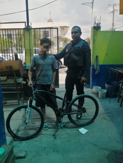 Menor roba bicicleta del estacionamiento de la carnicería El Torito