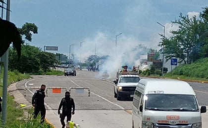 Con gas lacrimógeno desalojan a manifestantes de caseta de cobro
