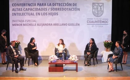 Sandra Cuevas reconoce con Ángel de la Cuauhtémoc a niña con IQ alto