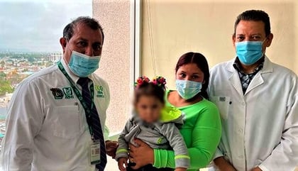 Niña de Torreón se convierte en la paciente más pequeña de trasplante de córnea
