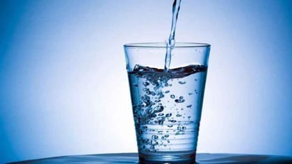 Ni tres litros ni ocho vasos: la cantidad de agua que 'tienes' que beber es un mito