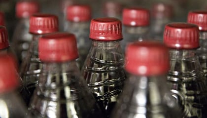 Empresas de bebidas azucaradas venden su producto en envases más chicos para disfrazar el aumento del precio 