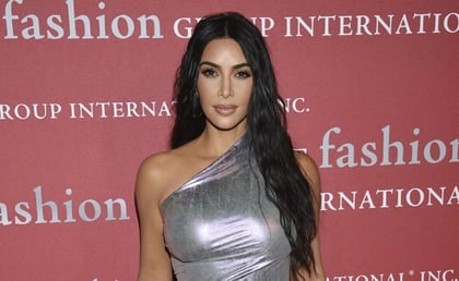 Kim Kardashian presume cintura diminuta con bralette rosa en sesión
