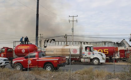 Muere trabajador tras explosión e incendio en dos empresas en Torreón, Coahuila