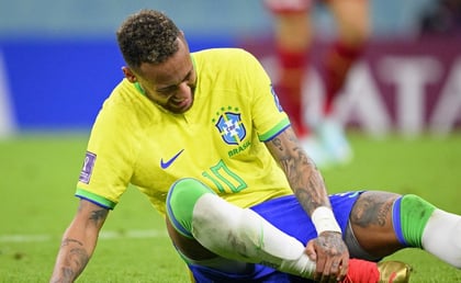 Brasil reporta que Neymar estará en observación por el duro golpe que recibió