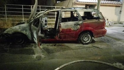 Camioneta familiar arde en llamas en Castaños