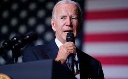 Biden reitera su propuesta de prohibir la venta de armas de asalto ante recientes tiroteos en club LGBT y Walmart