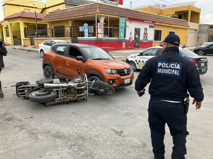 Motociclista choca contra auto en el sector el Pueblo de Monclova
