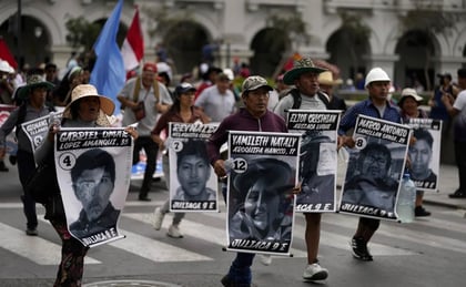 Reportan duros enfrentamientos frente al Congreso de Perú que rechazó anticipar comicios