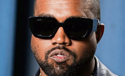 Al estilo de Bad Bunny, Kanye West le arrebata a una mujer su celular en la calle