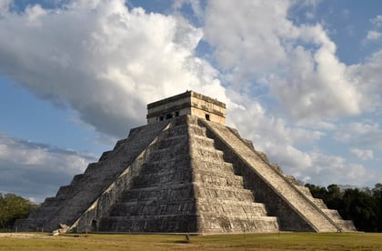Turista polaco es golpeado por romper reglas en zona arqueológica de Chichén Itzá
