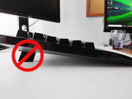 Ahorra un valioso espacio en el escritorio con un teclado dividido deslizante que también es ratón