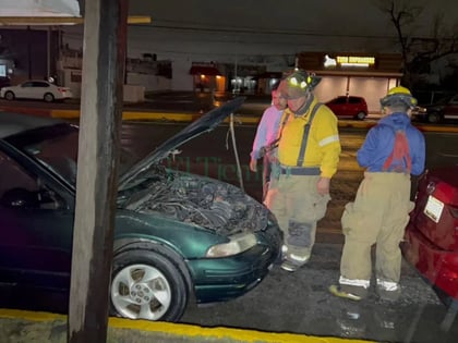 Cortocircuito en auto provoca conato de incendio en la colonia La Salle de Monclova