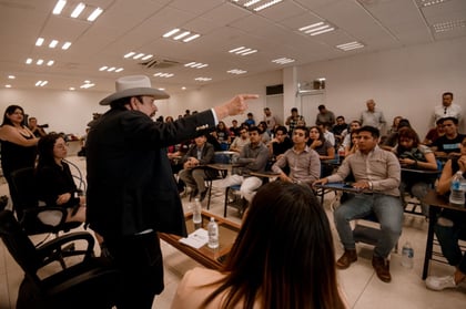 Encabeza Armando Guadiana diálogo con estudiantes laguneros de la Universidad Autónoma de Coahuila