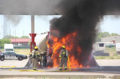 Bomberos actúan rápidamente para apagar trailer que se incendio con carga de diésel 